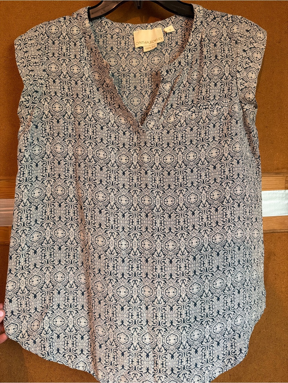 Cynthia Rowley Blue Patterned Sleeveless V-Neck Top 100% silk